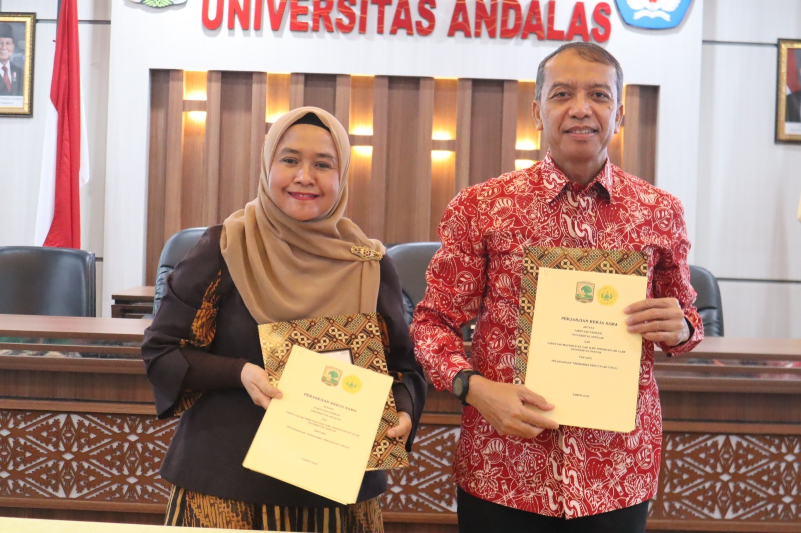 Foto TTD MoU antara Farmasi Unand dan FMIPA Pakuan 