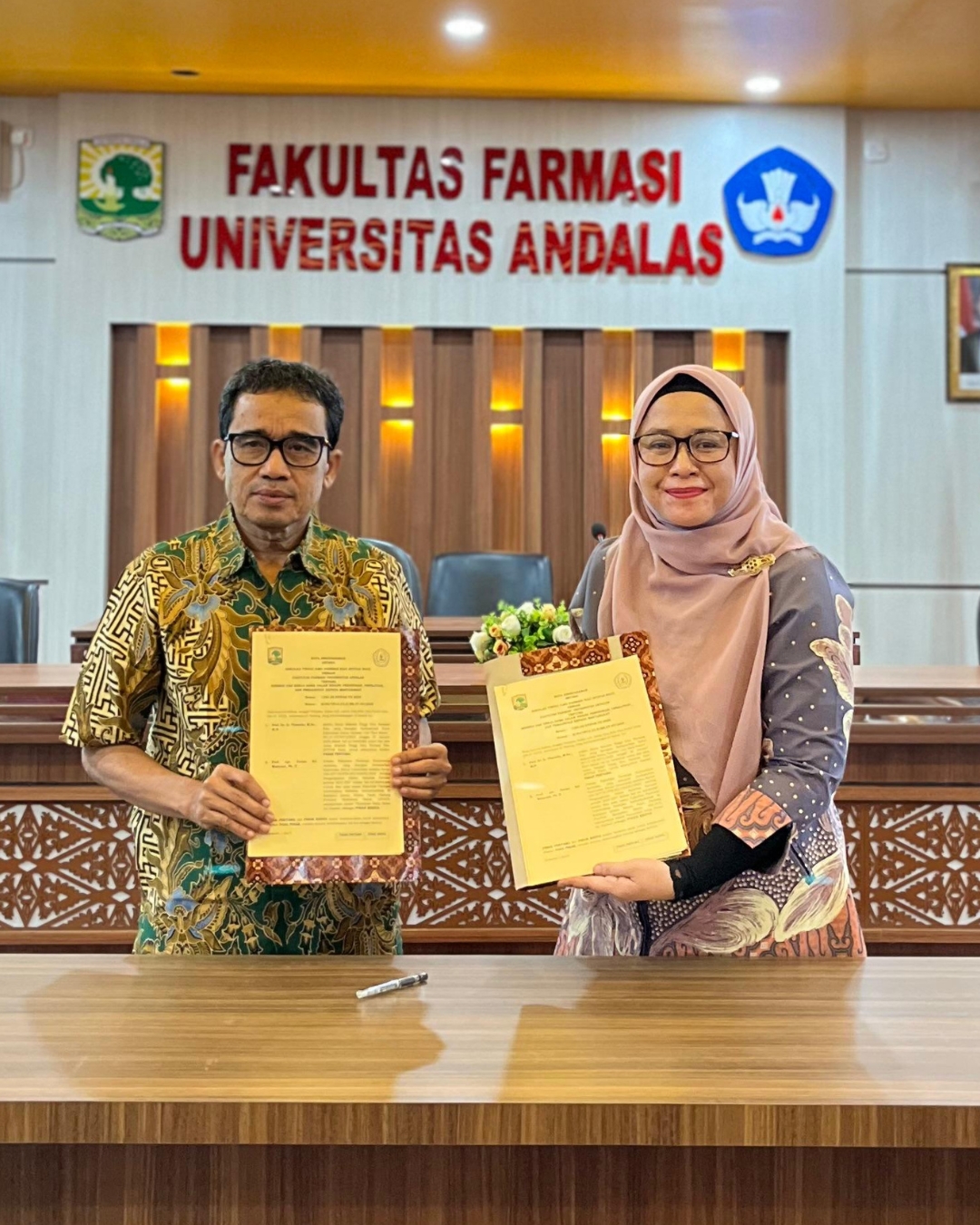 Foto Bersama usai Tanda tangan MoU Farmasi Unand dan Stifar Riau