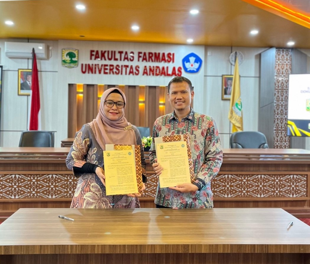 Foto Bersama usai Tanda tangan MoU Farmasi Unand dan Farmasi Uhamka