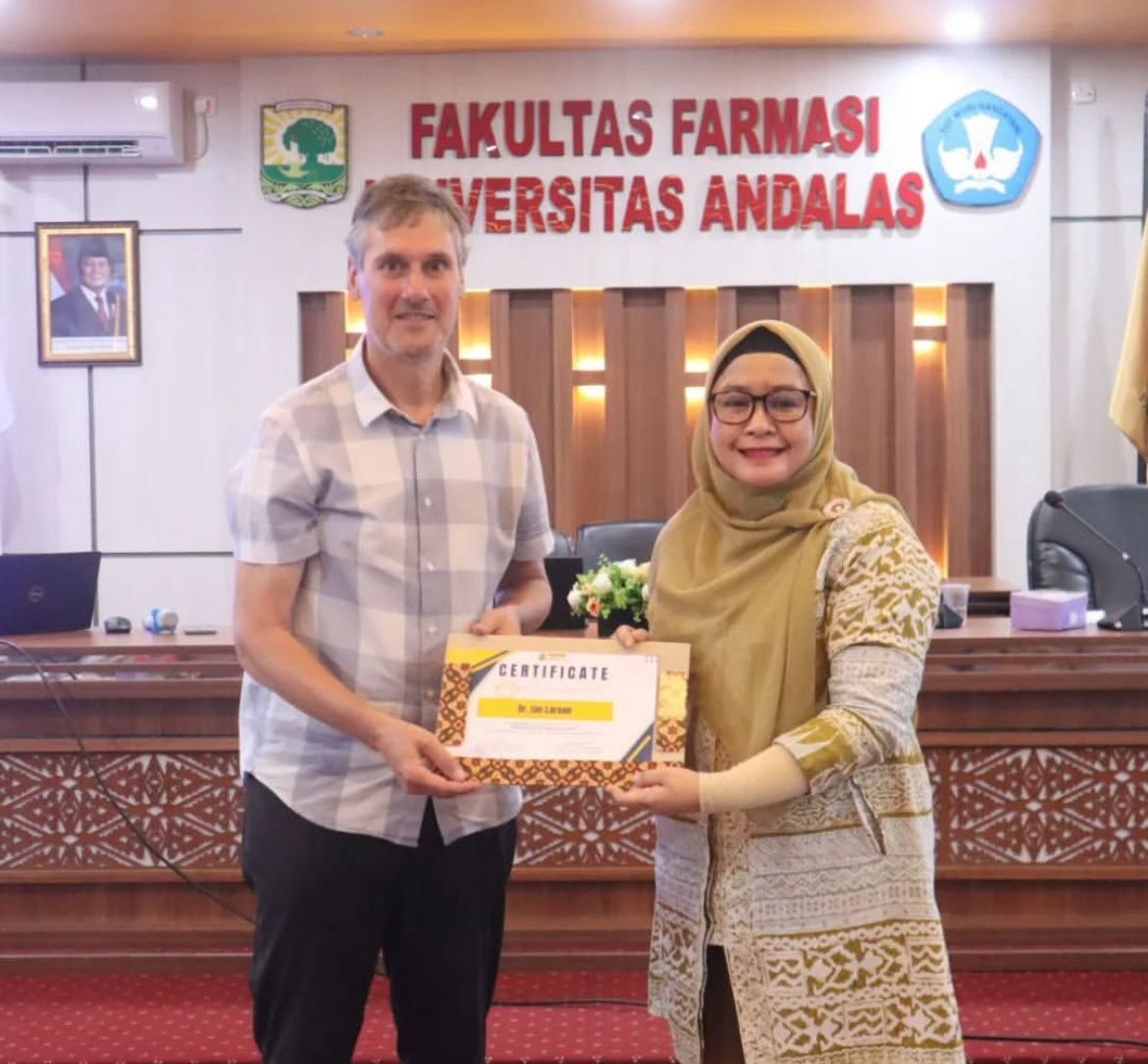 Kuliah Tamu Farmasi Bersama Dr. Ian Larson