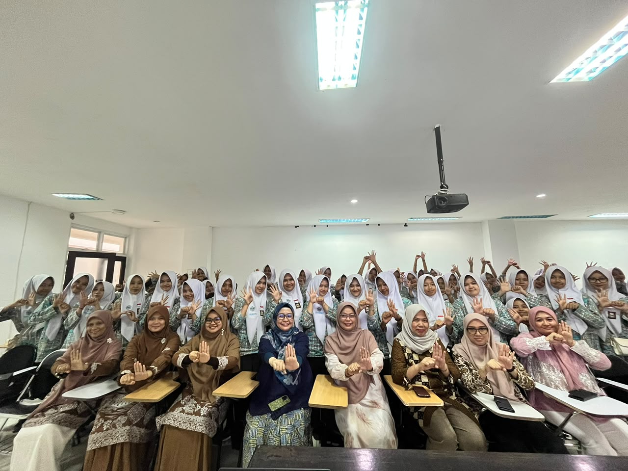 Fakultas Farmasi Universitas Andalas menerima kunjungan siswa SMAN 4 Bukittinggi