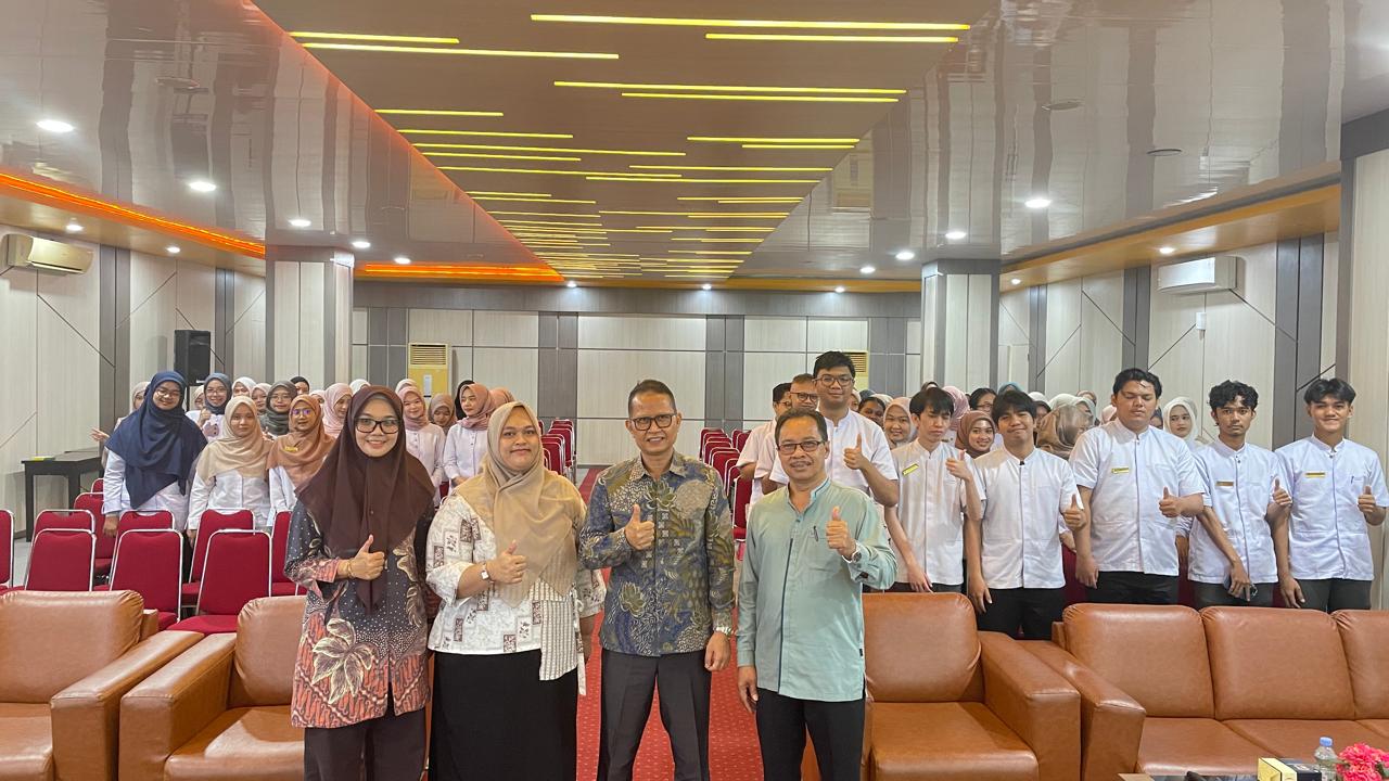 Foto bersama Kuliah Tamu Program Studi Pendidikan Profesi Apoteker bersama apt. Mulyadi Sirin di Fakultas Farmasi Universitas Andalas
