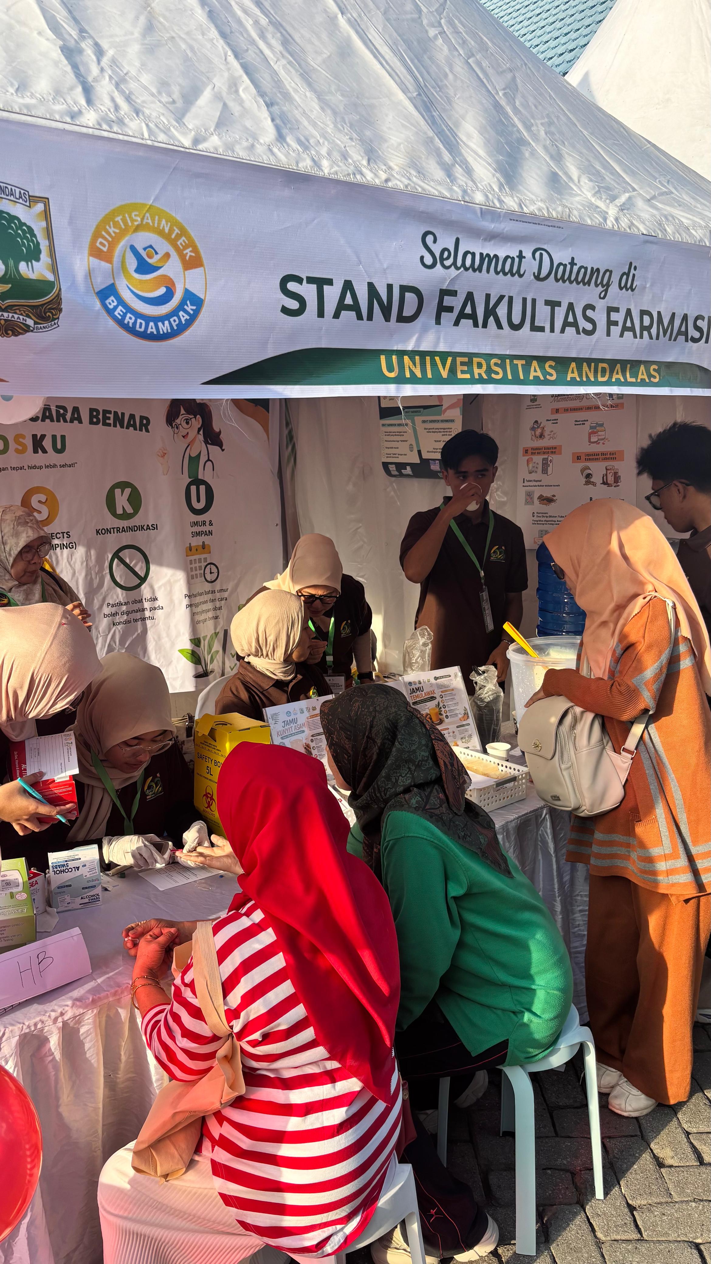 Pemeriksaan kadar hemoglobin (Hb) dan edukasi anemia menjadi salah satu kegiatan yang dihadirkan Fakultas Farmasi Unand.