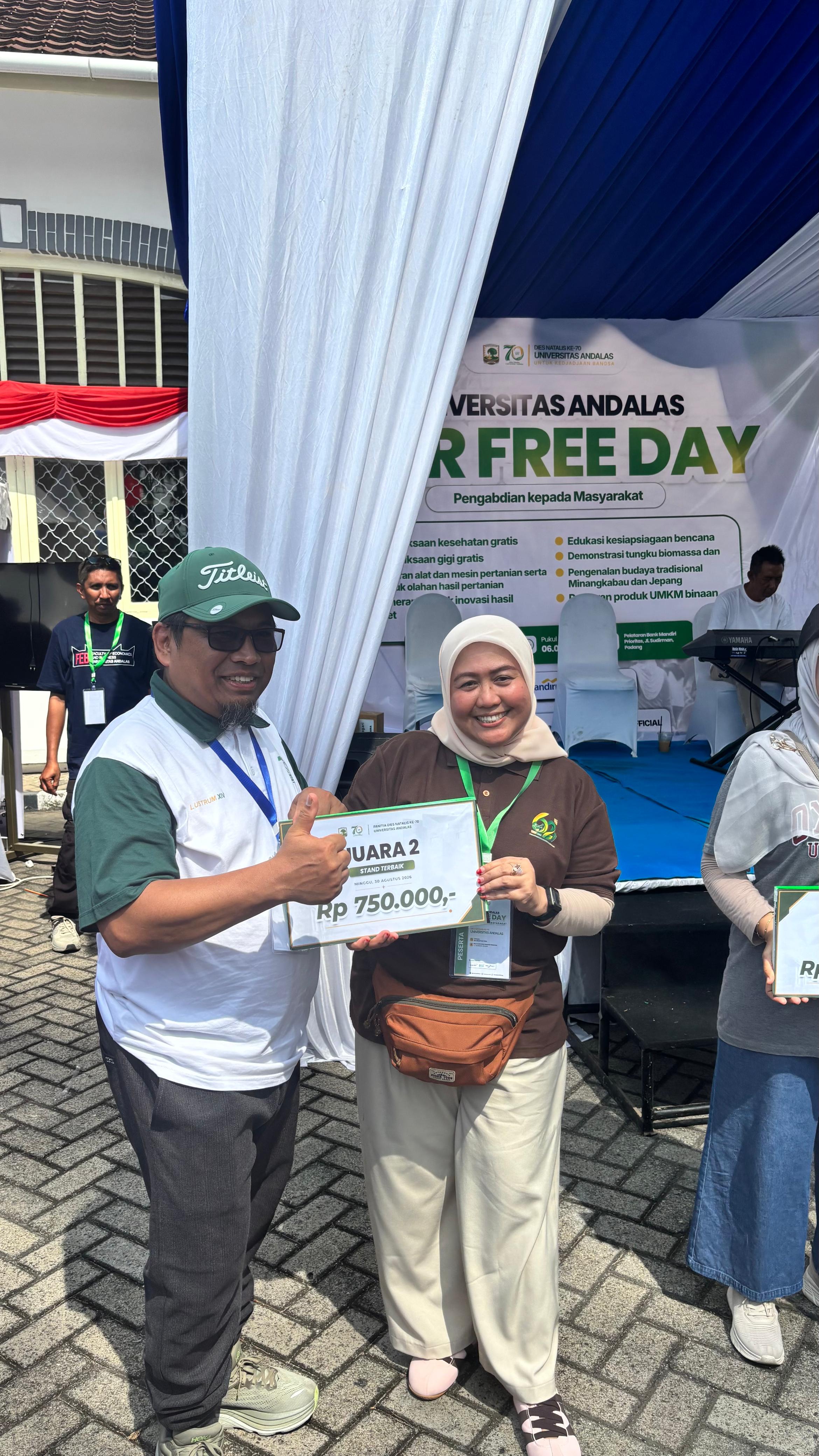 Perwakilan Fakultas Farmasi Unand menerima penghargaan Juara 2 Stand Terbaik pada rangkaian Dies Natalis ke-70 Universitas Andalas.